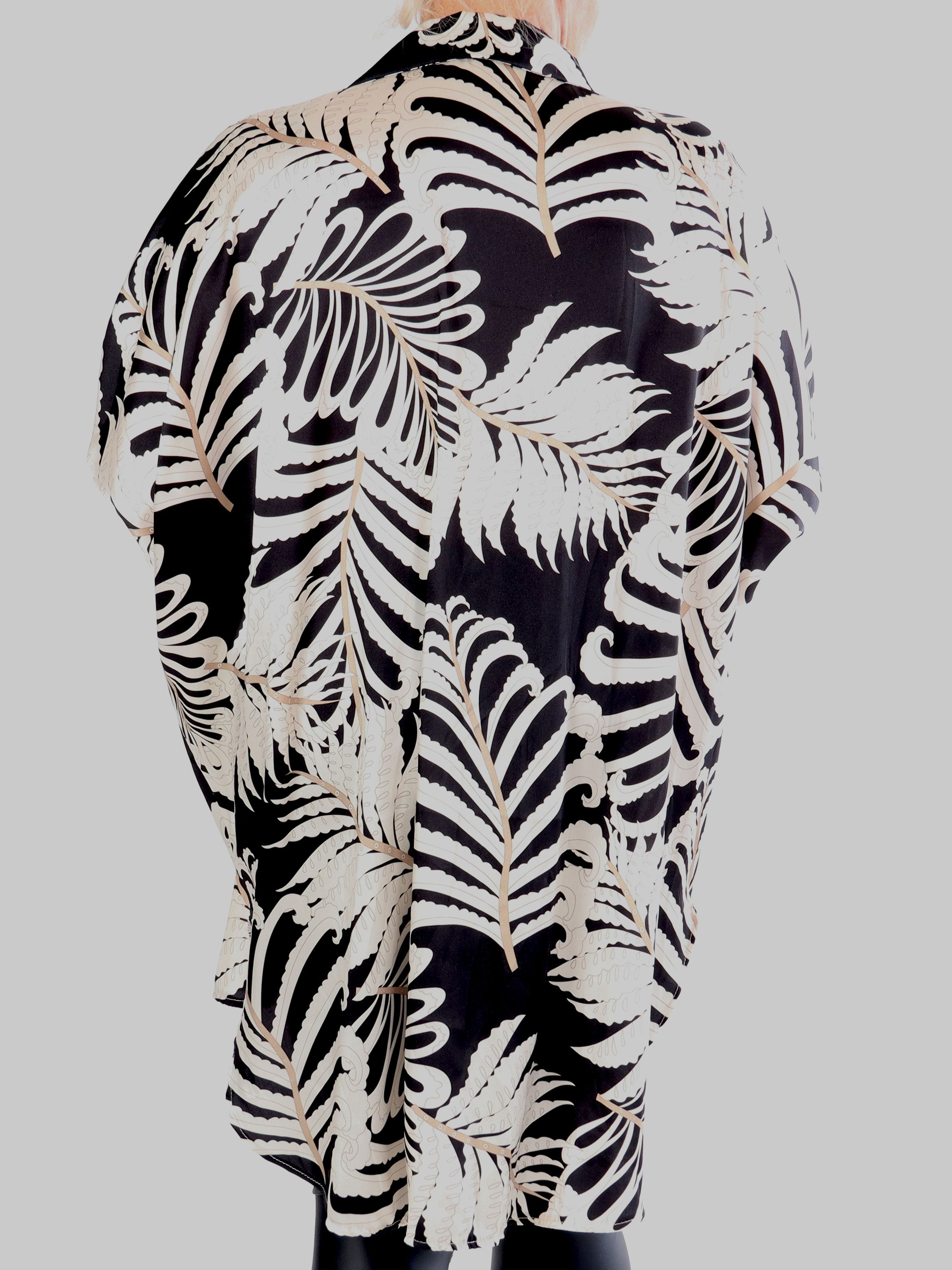 Wilma - Plus size skjortekjole i silkelook med mønster